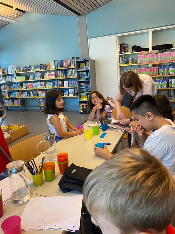 Kinder spielen in der Bibliothek