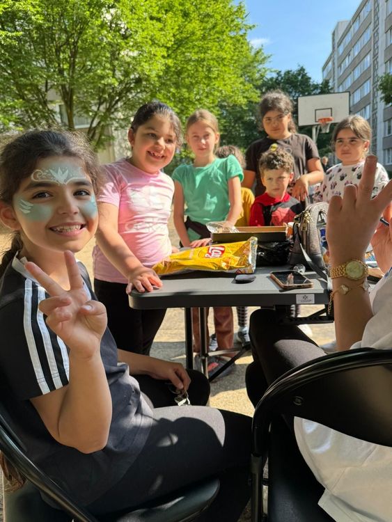 Kinder lächeln in die Kamera