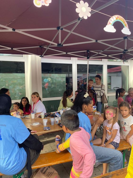 Kinder spielen beim Fest